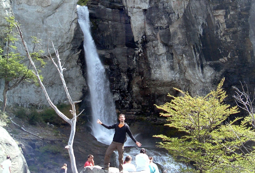 cascade Chorrillo del Salto et lagune devant avec une personne sur un rocher