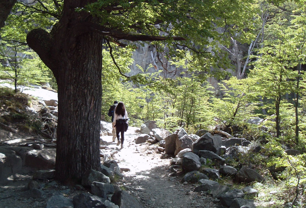Il y a 2 personnes qui marchent sur le sentier vers la cascade Chorrillo del Salto