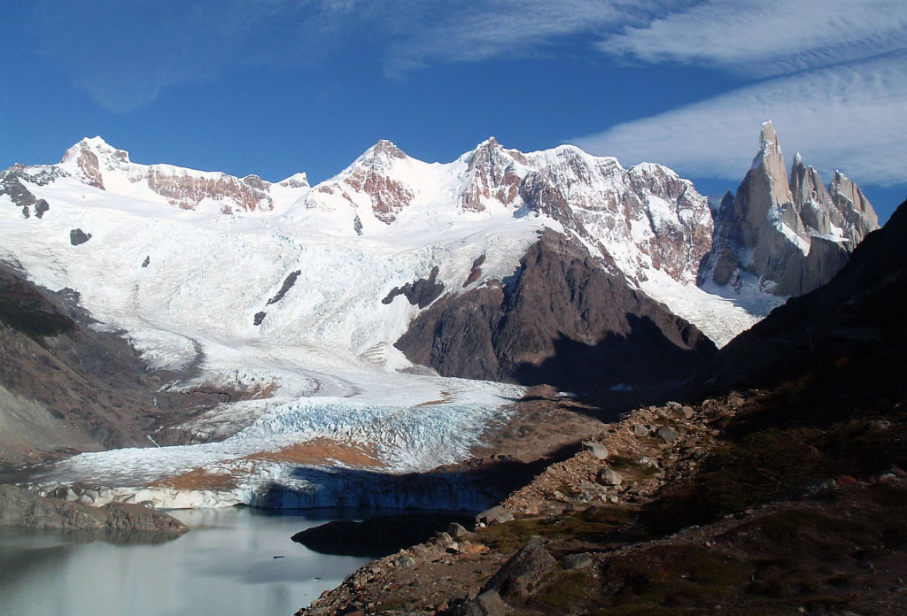 Lac avec un glacier derrière et derrière la montagne Torre à EL Chaltén