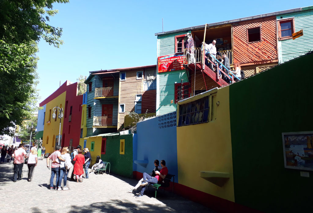 Caminito à La Boca. Rue piétonne avec des maisons sur les côtés peints en couleurs