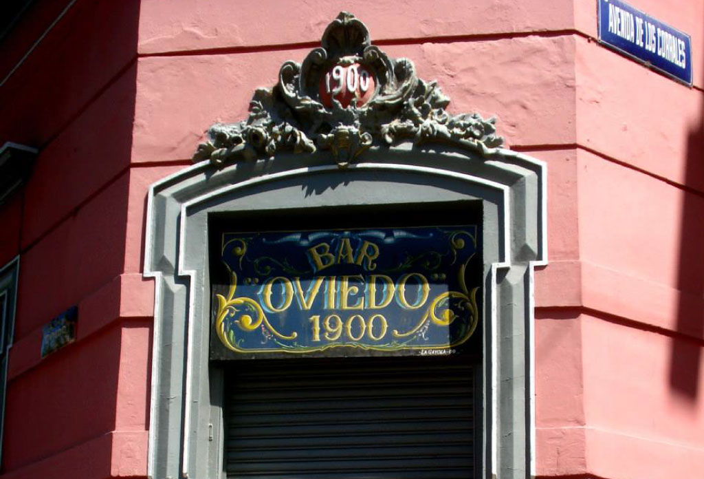 Haut de la porte d'accès au bar Oviedo à Buenos Aires. Il y a une plaque qui dit Bar Oviedo 1900.