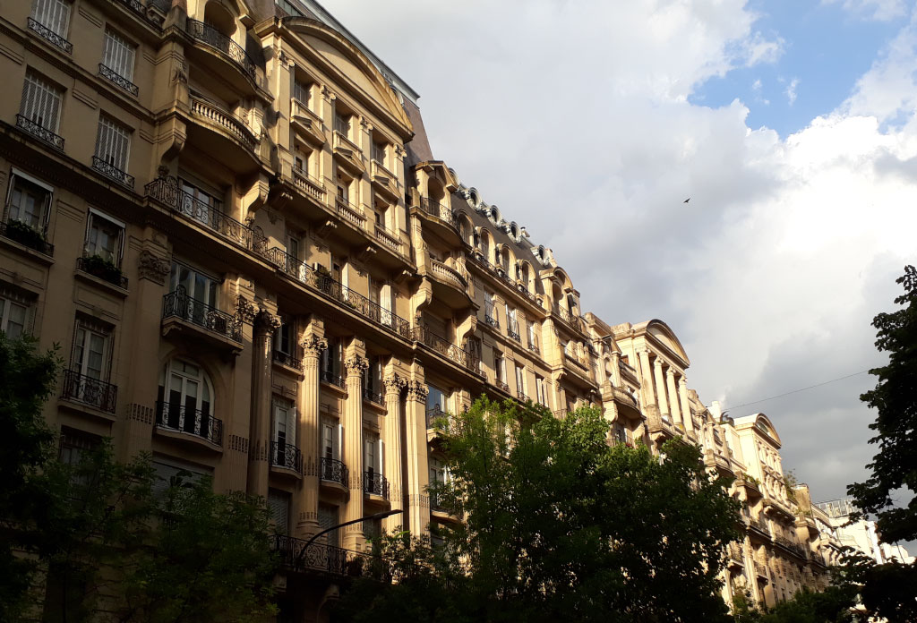 Grand batiment de 6 étages. Il s'appelle Estrugamou à l’angle des rues Esmeralda, Arroyo et Juncal à Buenos Aires.