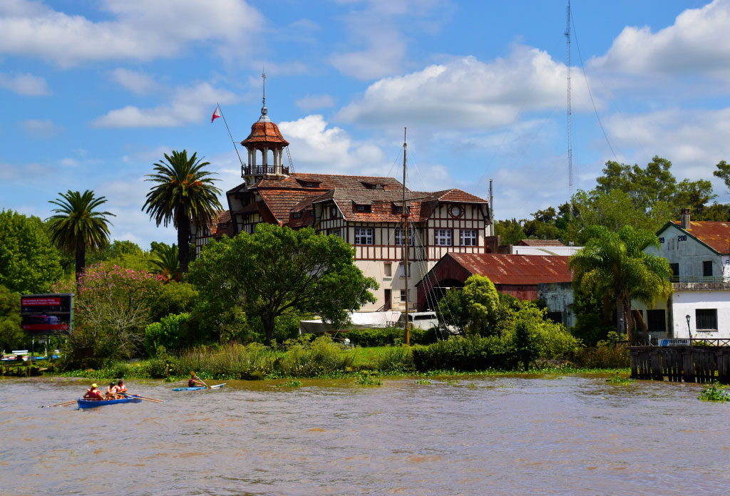 Club de Régates La Marina sur la rivière du fleuve Lujan au delta du Paraná. Sur la photo il y a aussi des kayaks