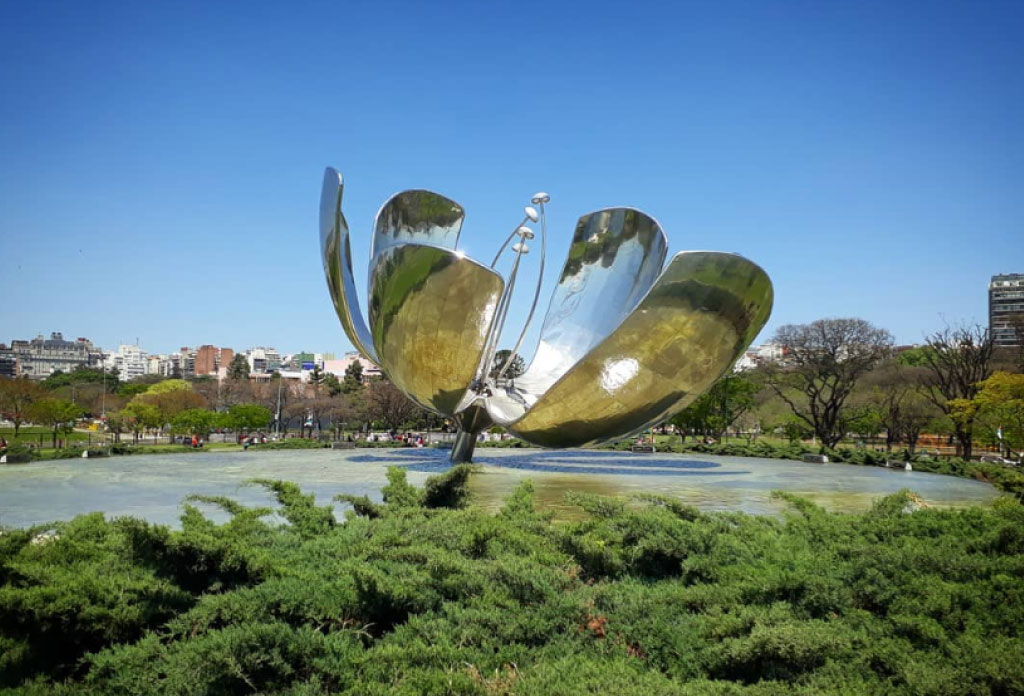 Monument appelé Floralis Generica. Une grande structure en métal en forme de fleur avec des Petalos ouverts sur une immense fontaine.