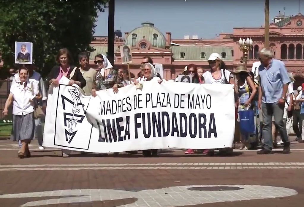 groupe de mères de la place de mai avec une affiche qui dit "Mères de la Place de Mai ligne fondatrice"