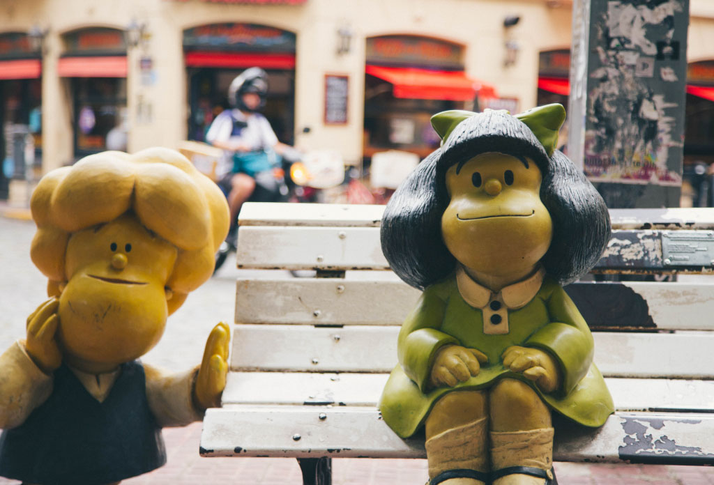 Statue de Mafalda à San Telmo avec son amie Susanita. Mafalda est assise sur un banc de place