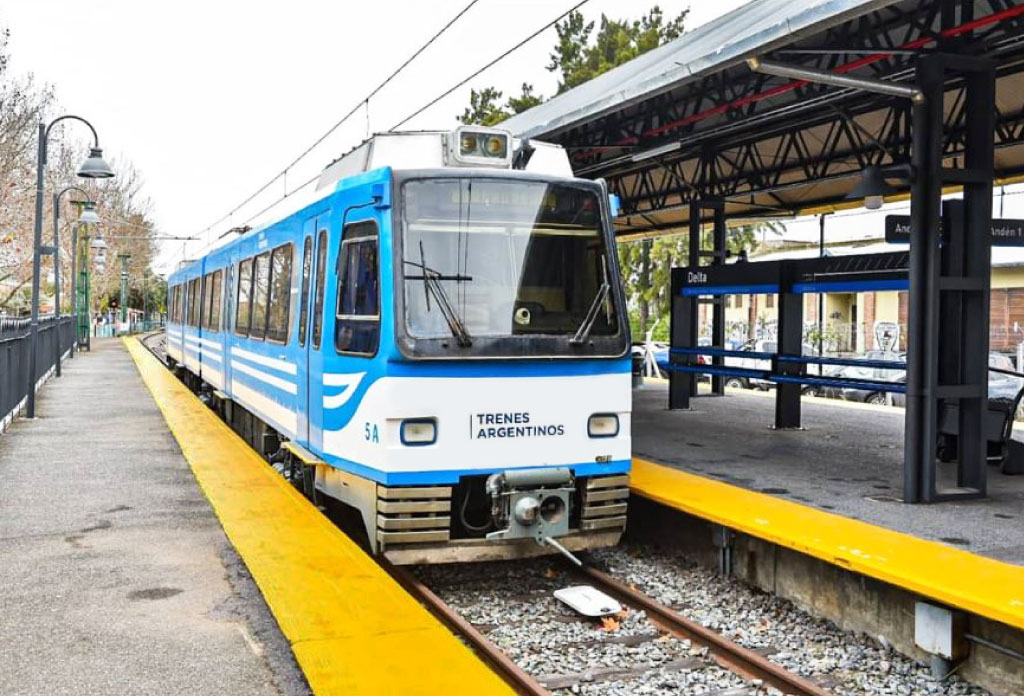 train blanc y bleu qui arrive à la station. C'est le train de la Costa, en Argentine.