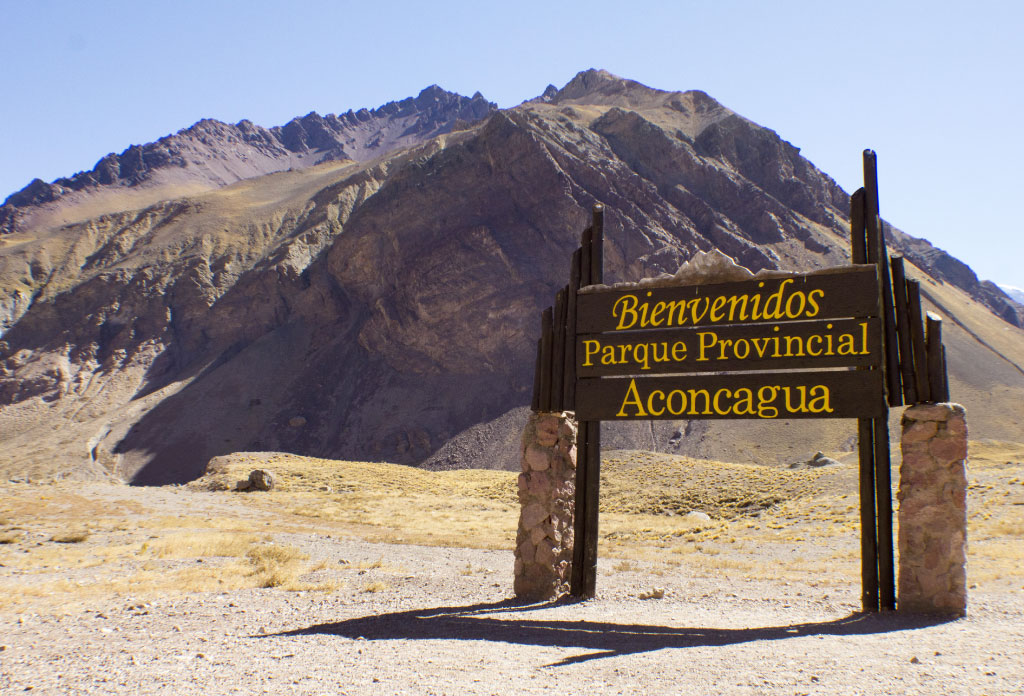 affiche de bienvenue du parc provincial Aconcagua. Derrière il y a des montagnes.