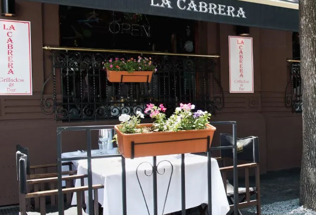 Table sur le trottoir du restaurant de La Cabrera.
