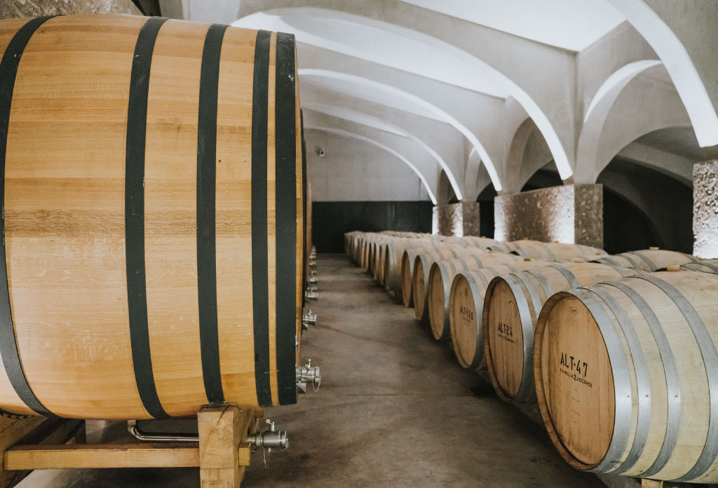 intérieur d’une cave avec de nombreux tonneaux en bois pour conserver le vin