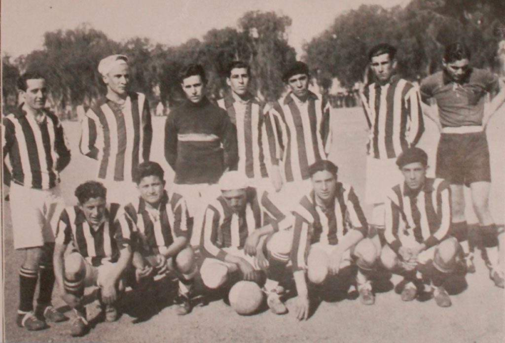 Photo historique de 1929. Équipe de football argentin de Villa Mercedes, San Luis. 12 personnes posent pour la photo.