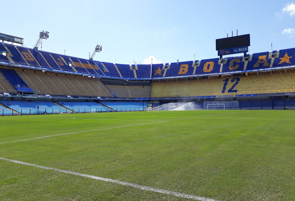 Stade de football de Boca Juniors avec les tribunes bleues et jaunes. Photo prise depuis le terrain de jeu. C’est l’un des 36 stades qui font de Buenos Aires la ville qui compte le plus de stades de football au monde