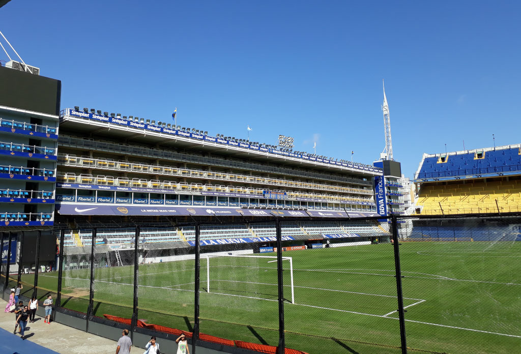 stade de football de Boca Juniors avec des tribunes bleues et jaunes et des loges. Photo prise depuis les tribunes.