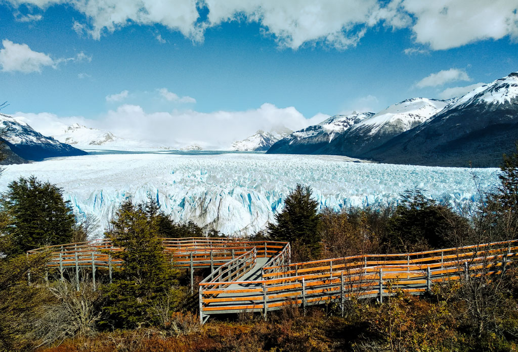 glacier Perito Moreno et en face de lui une structure de passerelles pour que les gens puissent marcher
