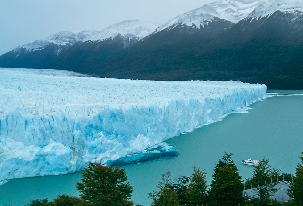 glacier perito moreno et en face de lui un bateau qui navigue sur le lac Argentino