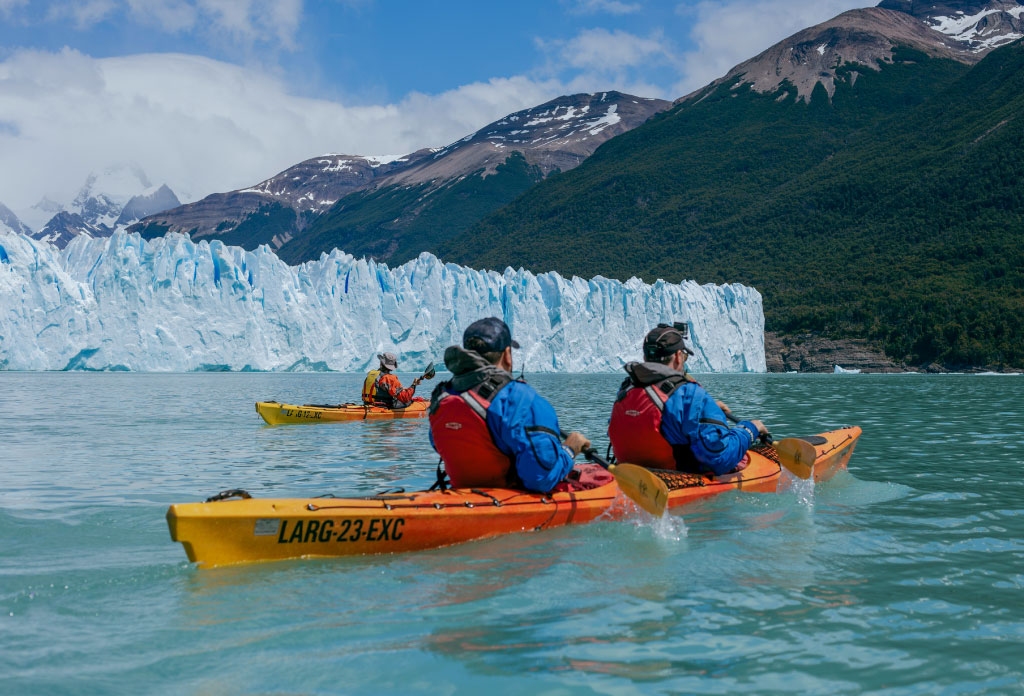 Deux personnes dans un kayak en face du glacier perito moreno