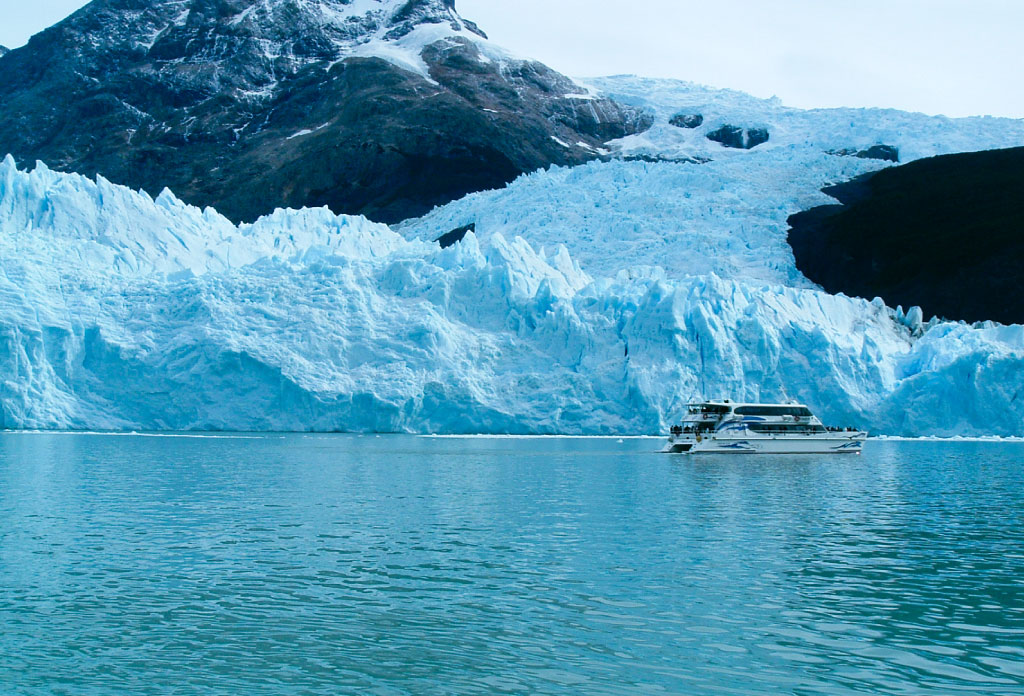Un bateau à deux étages naviguant à côté du glacier Spegazzini
