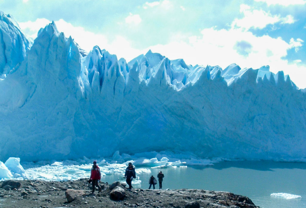 un groupe de personnes marche à côté de la paroi du glacier Perito Moreno
