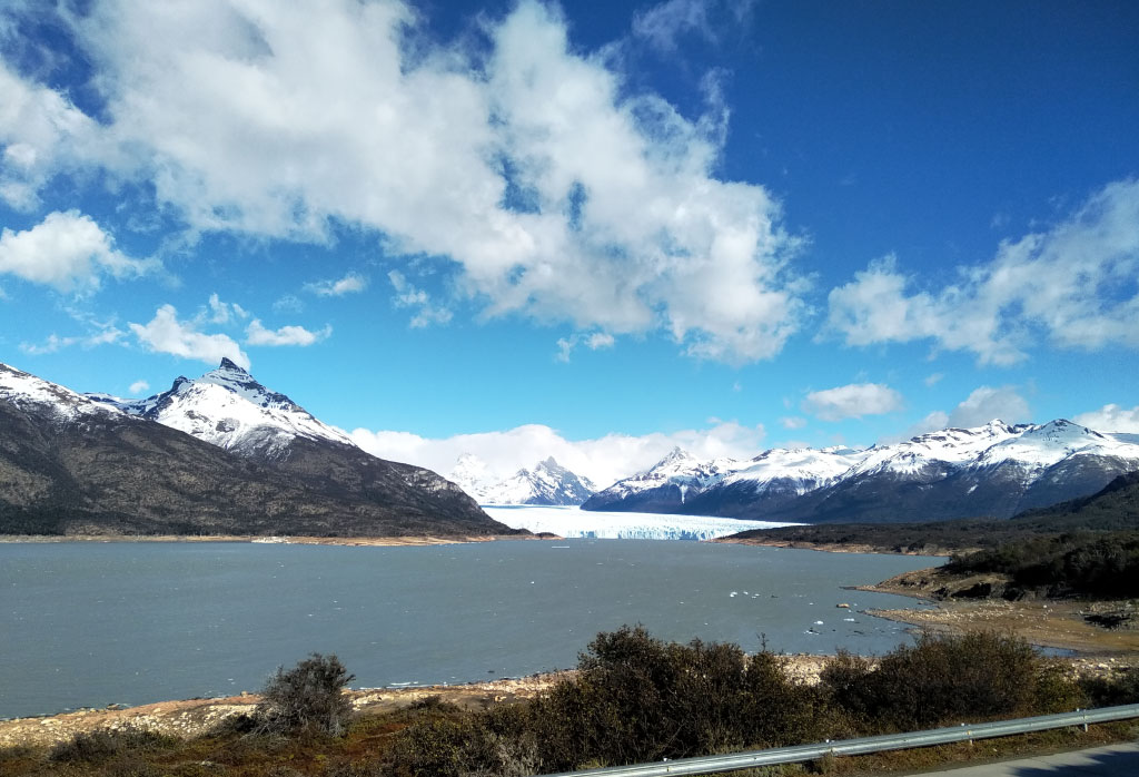 glacier perito moreno avec nuages et soleil climat en argentine