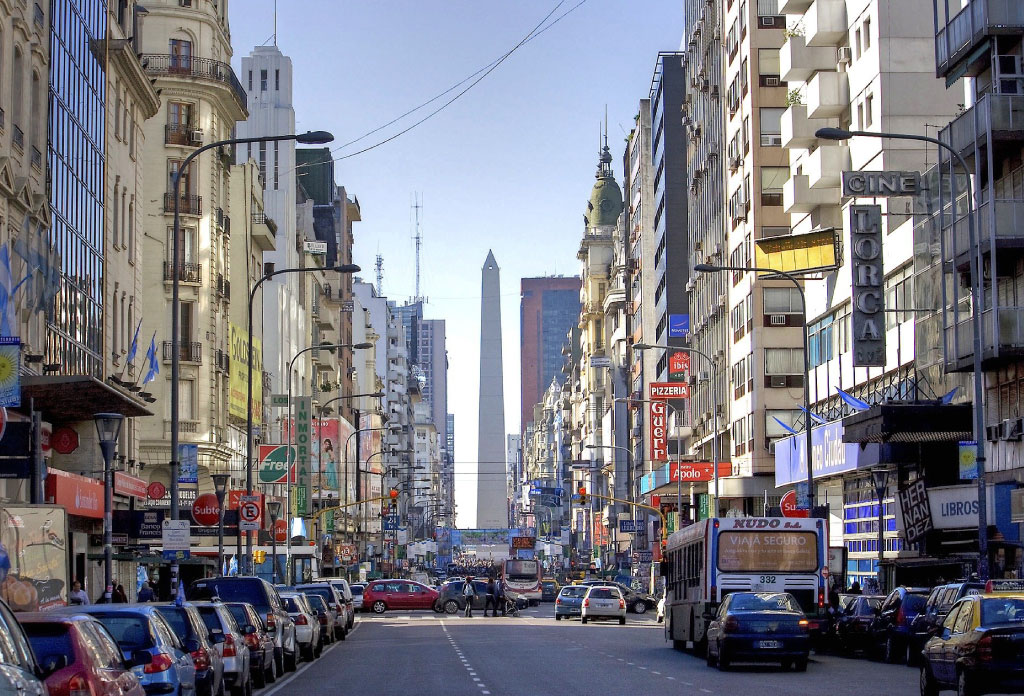 avenue corrientes a Buenos Aires et Obelisque de fond.