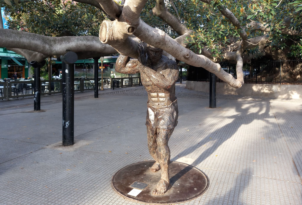 détail de la sculpture Atlante soutenant les branches du Gomero de la Recoleta