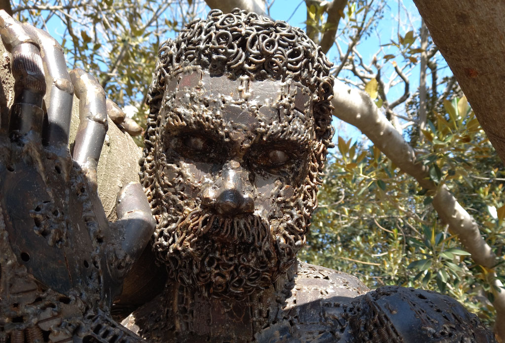 détail du visage de la sculpture Atlante soutenant les branches du Gomero de la Recoleta