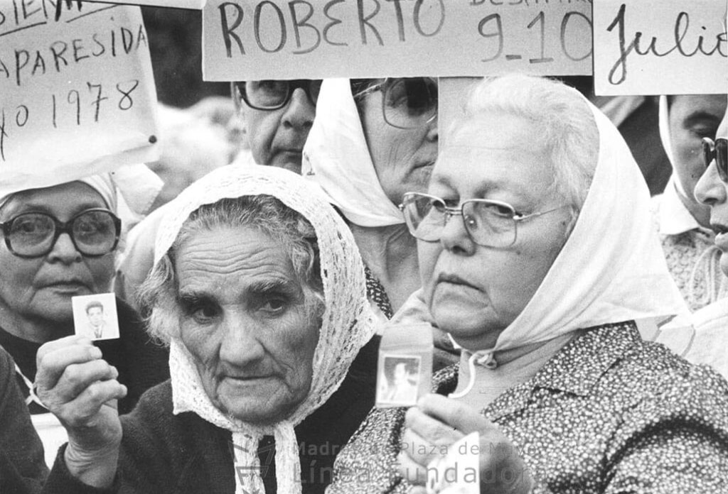 2 femmes portant un foulard réclament l’identité de leurs enfants et petits-enfants.