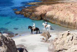 deux personnes à cheval à a la plage de Bahía Bustamante
