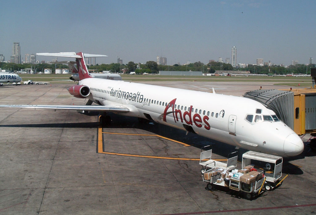 AVion MD83 de la compagnie aérienne Andes stationné dans l’Aeroparque de Buenos Aires