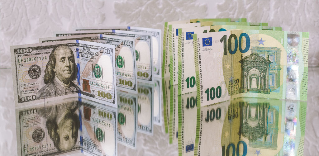 dollars et euros sur un fond abstrait
