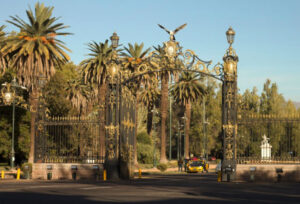 Portes d’entrée au parc Général San Martin à Mendoza et deux personnes prêtes à monter dans le taxi