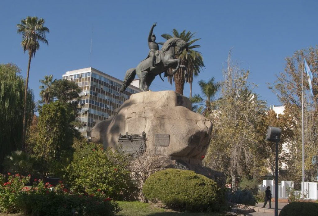 sculpture de San Martin sur la place San Martin à Mendoza capital. Une de visites pendant que faire à Mendoza en 3 jours
