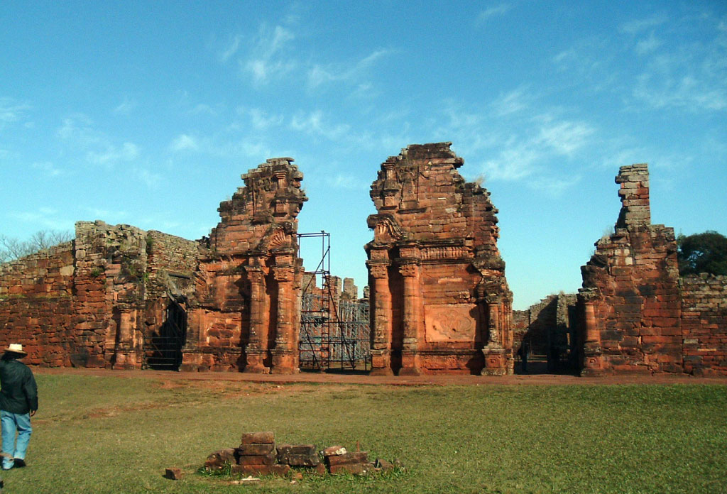 Ruines de l’ancienne façade de l’église de San Ignacio Miní.
