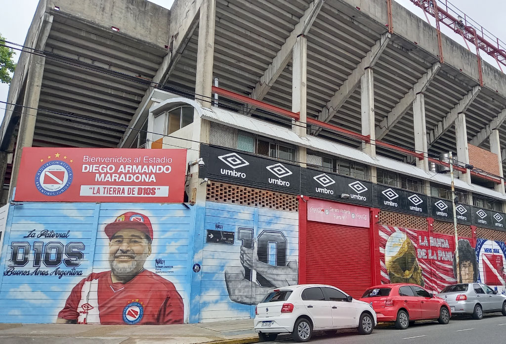 Stade de football Argentino Juniors avec l’un des murs peints avec le visage de Maradonna.