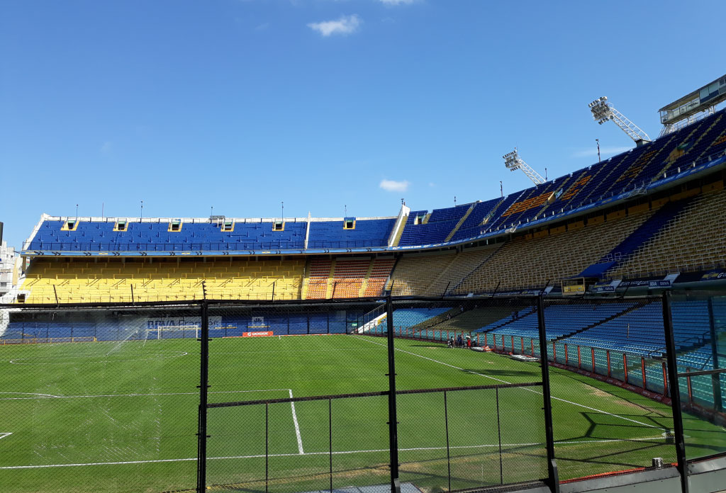 Stade de football de Boca Juniors avec les tribunes bleues et jaunes. Photo prise depuis les tribunes. C’est l’un des 36 stades qui font de Buenos Aires la ville qui compte le plus de stades de football au monde