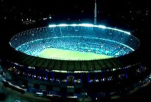 photo aérienne d’un stade de football pendant la nuit