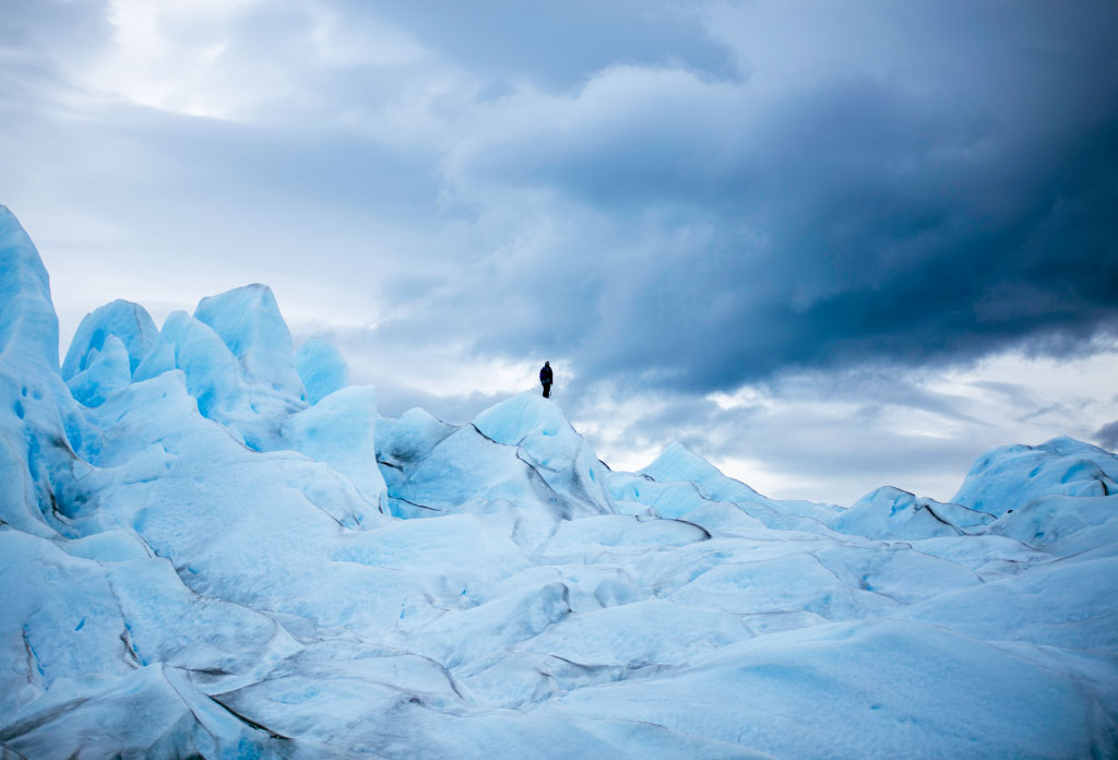 une personne réalise l’activité de marcher sur le glacier perito moreno