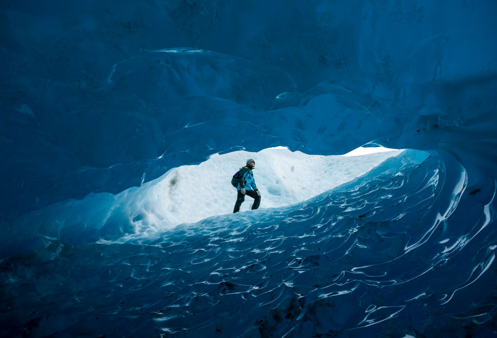 une personne en face d’une grotte du glacier perito moreno