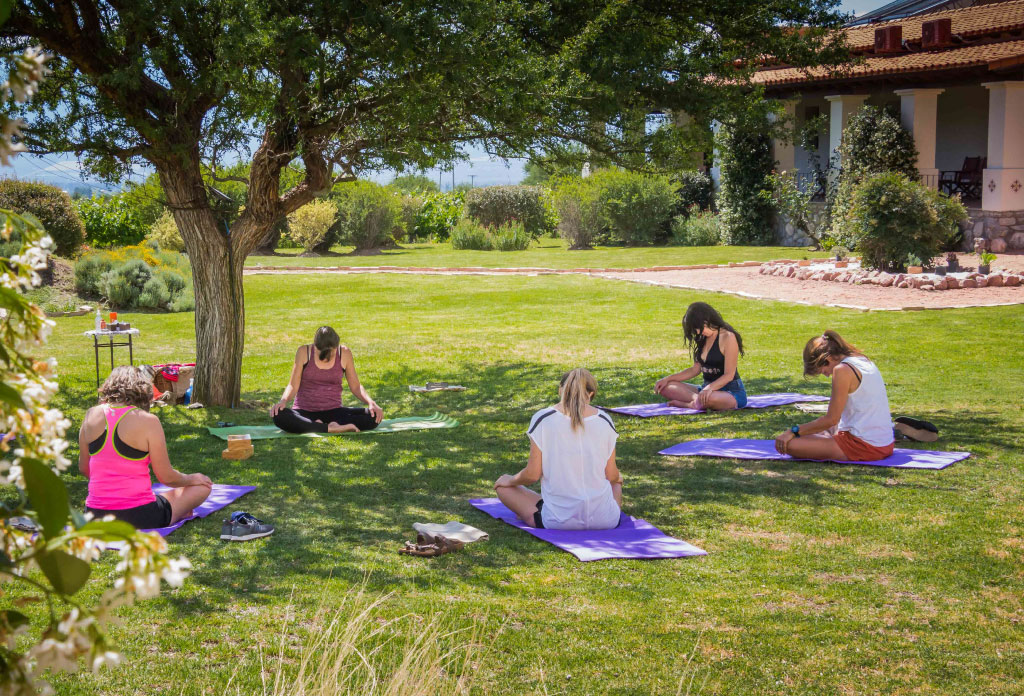 groupe de femmes pratiquant le yoga