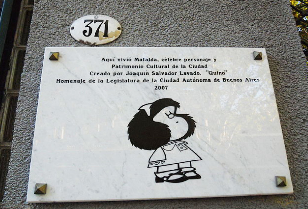 Plaque sur un mur. Mentionnez l'endroit où vivait le personnage de Mafalda à Buenos Aires.