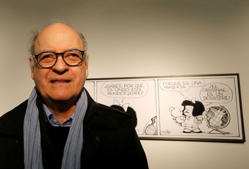 photo de Quino, le créateur de Mafalda. Derrière il y a une BD de Mafalda sur le mur