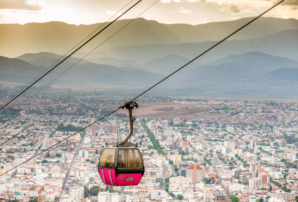 téléphérique au-dessus de la ville de Salta en direction du sommet du Cerro San Bernardo.