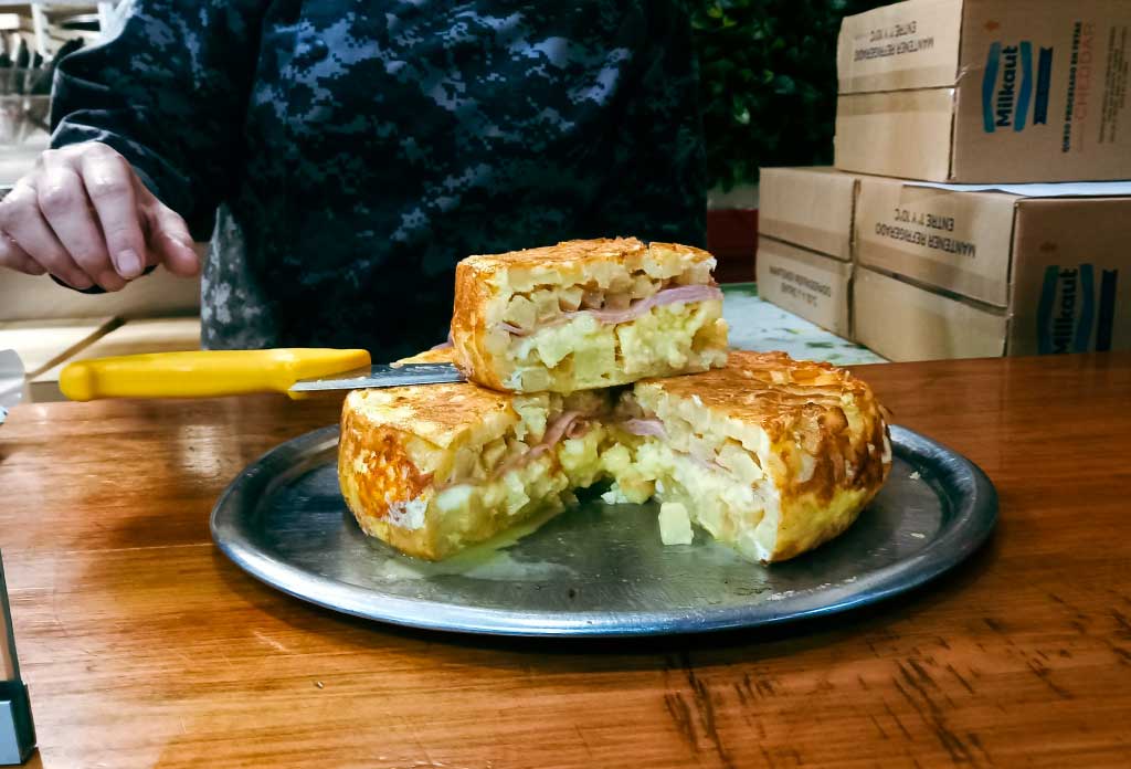 photo d’une omelette espagnole avec du fromage et du jambon à l’intérieur, considérée comme la meilleure omelette espagnole de Buenos Aires