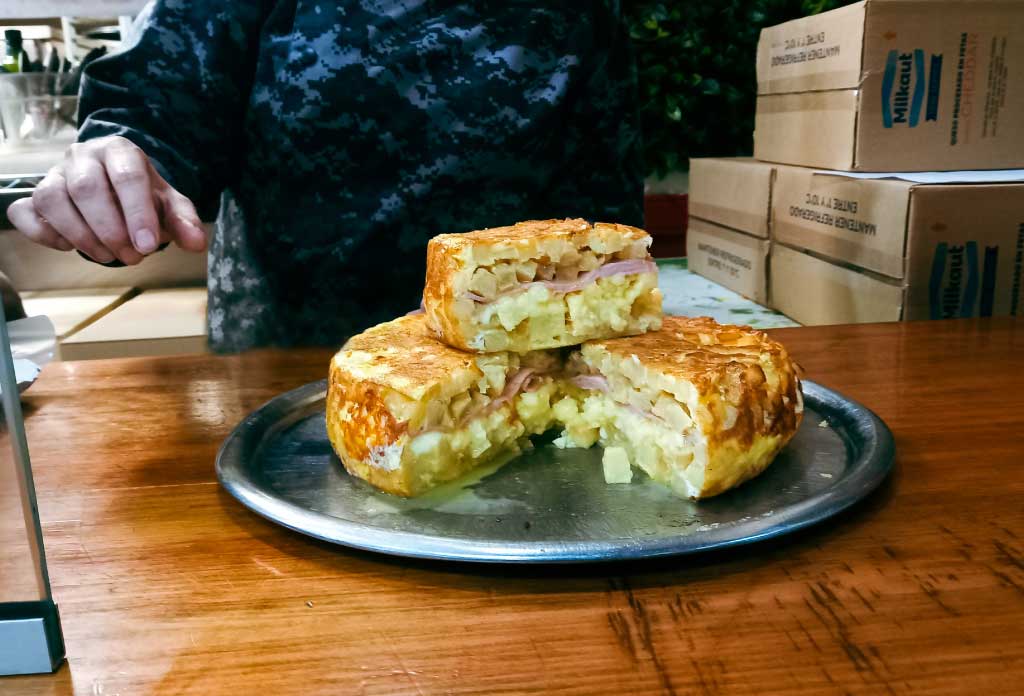 photo d’une omelette espagnole avec du fromage et du jambon à l’intérieur, considérée comme la meilleure omelette espagnole à Buenos Aires