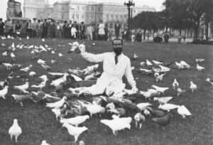 Image d’un homme Benito Costoya sur une pelouse avec les célèbres pigeons de la place de mai, qu’il a élevé
