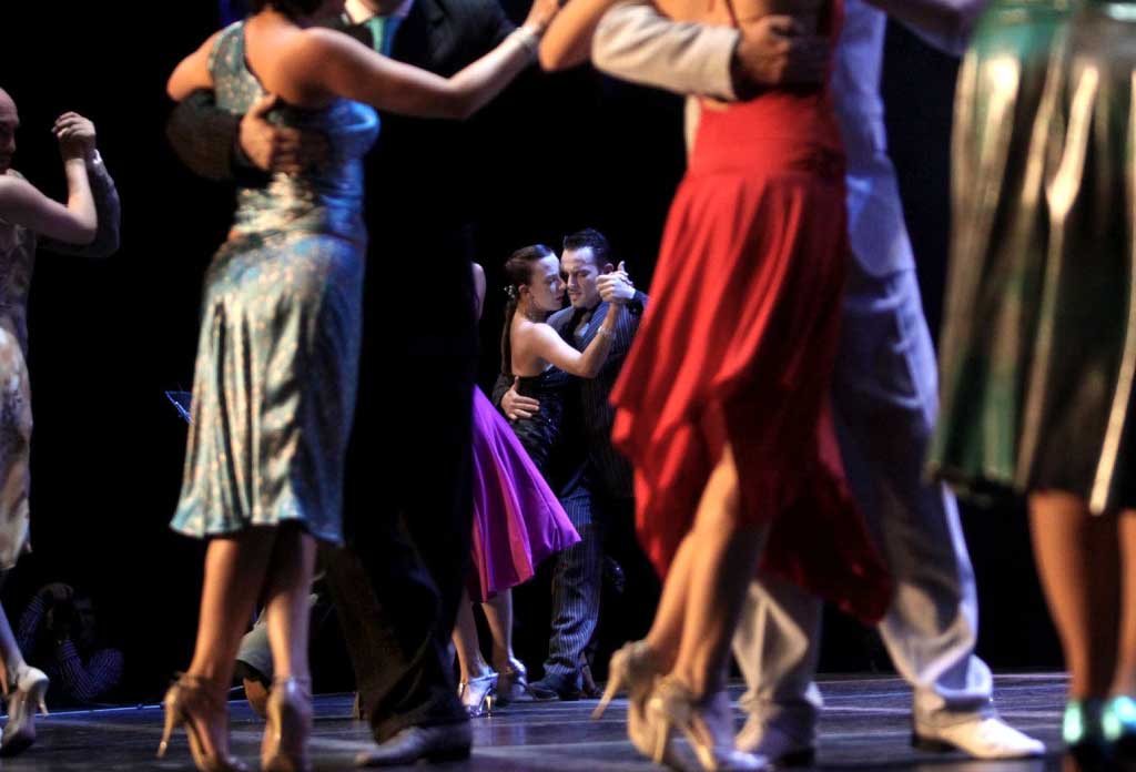plusieurs couples dansant le tango