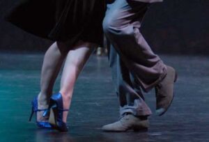 quatre jambes dansant le tango