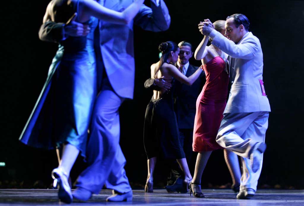 un groupe de personnes dansant le tango