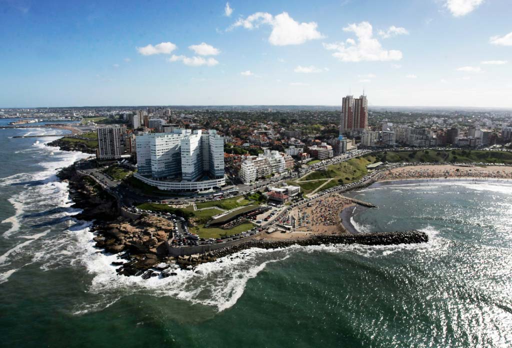 photo aérienne du Cap Corrientes de Mar del Plata avec différents bâtiments surélevés donnant sur la mer