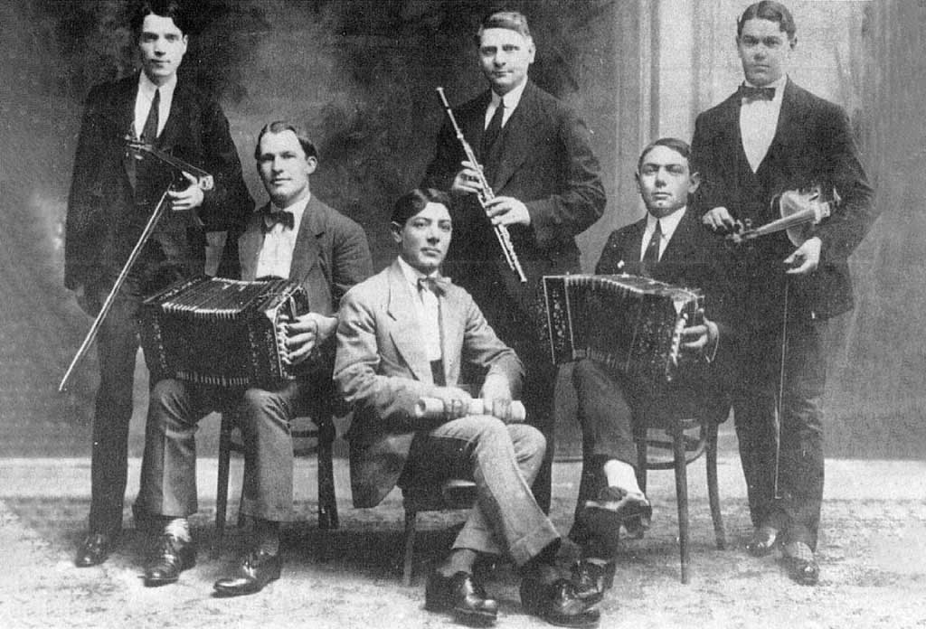 Six personnes avec différents instruments qui composaient l'orchestre de Vicente Greco.